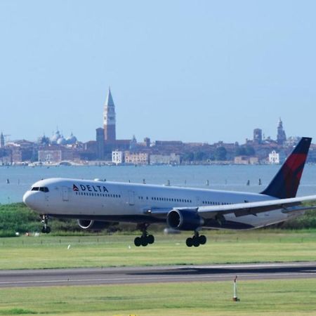 "Fly To Venice" Airport Tessera Eksteriør bilde